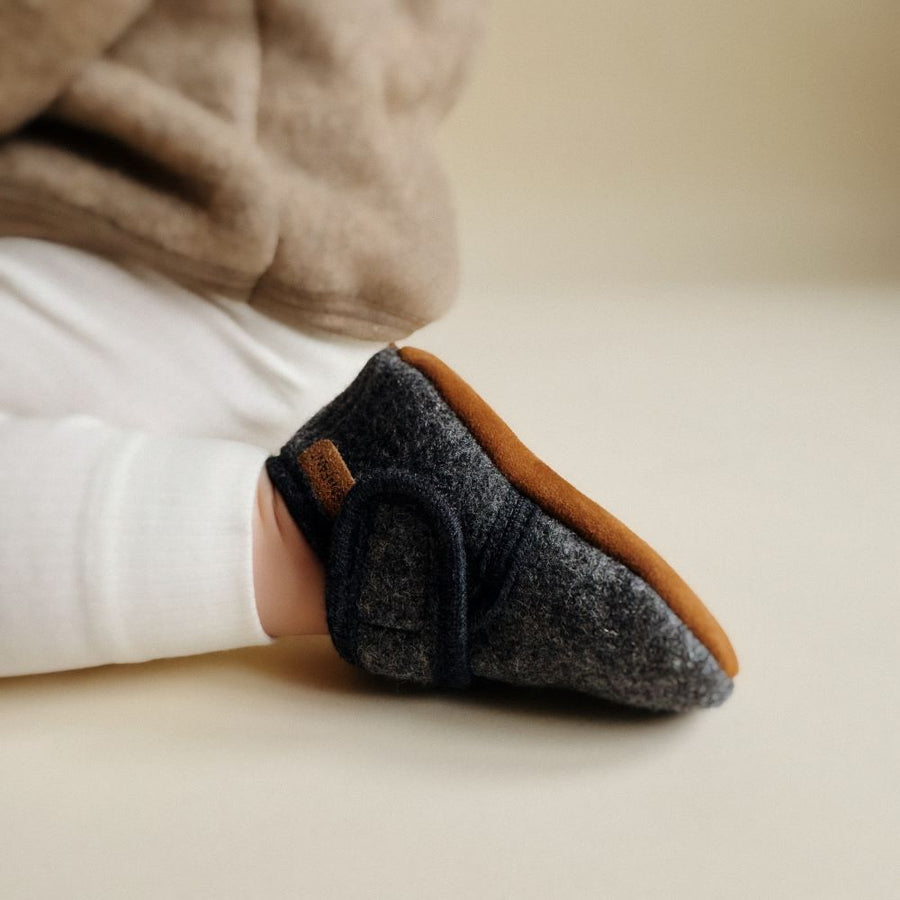 Babyslofjes wool Enfant in de kleur grijs met klittenband sluiting voor baby's.