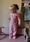 De Pyjama Organic Cotton van Sissel Eldelbo is gemaakt van 100% biologisch katoen met traditionele Indiase blokprints. Deze pyama is comfortabel voor je kleintje en heeft een regular fit met lange mouwen. Het overhemd is uitgevoerd met knoopsluiting aan de voorzijde en een klein kraagje met afgeronde randen en contrasterende biezen langs de kraagwand. De elastische tailleband van de broek zorg voor extra comfort. De pyjama wordt als set aangeboden.