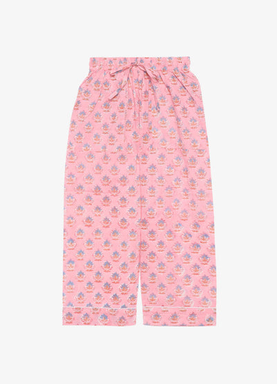 De Pyjama Organic Cotton van Sissel Eldelbo is gemaakt van 100% biologisch katoen met traditionele Indiase blokprints. Deze pyama is comfortabel voor je kleintje en heeft een regular fit met lange mouwen. Het overhemd is uitgevoerd met knoopsluiting aan de voorzijde en een klein kraagje met afgeronde randen en contrasterende biezen langs de kraagwand. De elastische tailleband van de broek zorg voor extra comfort. De pyjama wordt als set aangeboden.