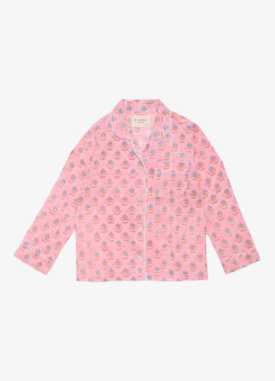 De Pyjama Organic Cotton van Sissel Eldelbo is gemaakt van 100% biologisch katoen met traditionele Indiase blokprints. Deze pyama is comfortabel voor je kleintje en heeft een regular fit met lange mouwen. Het overhemd is uitgevoerd met knoopsluiting aan de voorzijde en een klein kraagje met afgeronde randen en contrasterende biezen langs de kraagwand. De elastische tailleband van de broek zorg voor extra comfort. De pyjama wordt als set aangeboden.